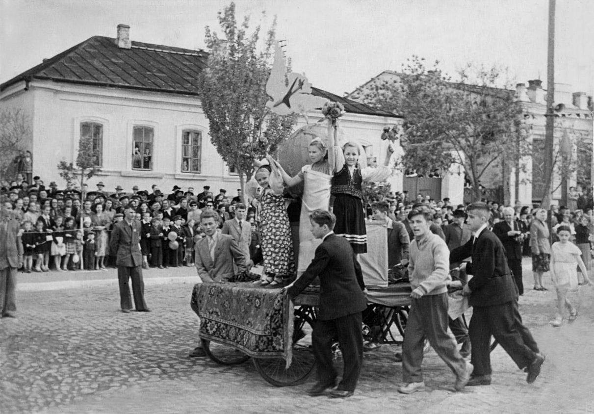  Школьники на демонстрации на площади Конституции